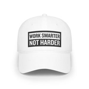 Op de afbeelding: Witte baseballpet met zwarte tekst die "WORK SMARTER NOT HARDER" in een rechthoek zegt.