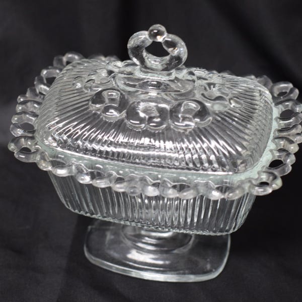 Caja de dulces de vidrio Indiana con borde de encaje, con base y tapa, plato vintage acanalado transparente