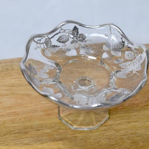 Vintage Etched Glass Compote Dish – Elegant Pedestal Bowl – Grape & Vine Design – Clear Glass Candy Dish – Decorative Fruit Bowl