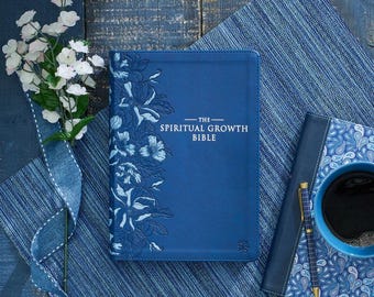 Biblia de Crecimiento Espiritual NLT Personalizada / Biblia Azul Marino con Grabado de Cuero Sintético para Mujer