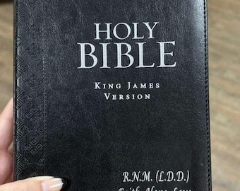 Biblia KJV personalizada: cuero negro grabado, borde plateado