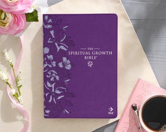 Biblia de Crecimiento Espiritual NLT Personalizada / Biblia Morada con Grabado de Cuero Sintético para Mujer