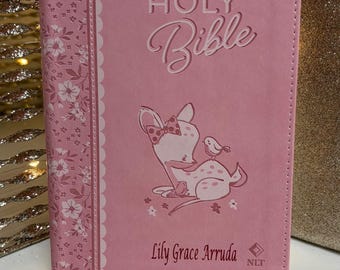 Biblia personalizada para niña / Regalo de recuerdo NLT de cuero sintético rosa