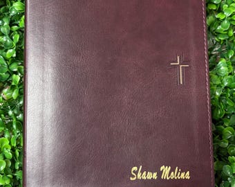 Biblia devocional NLT personalizada para hombres / Cuero sintético marrón nogal, grabado en papel de aluminio