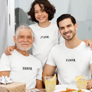 Puede incluir: Tres personas con camisetas blancas con texto negro. El texto en las camisetas dice "750ML", "1500ML" y "3000ML".