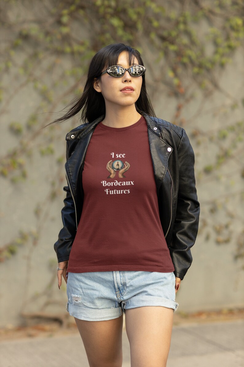 Peut inclure: Un t-shirt bordeaux avec un graphique d'une main tenant une boule de cristal avec une bouteille de vin &agrave; l'int&eacute;rieur. Le texte "I see Bordeaux Futures" est imprim&eacute; sous le graphique.
