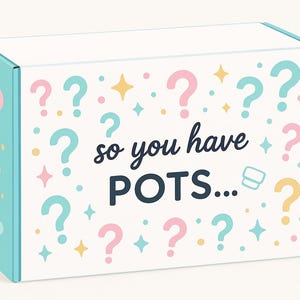 Peut inclure: Une boîte blanche avec une bordure bleu clair et un motif de points d'interrogation, d'étoiles et de points aux couleurs pastel. Le texte "so you have POTS..." est affiché dans une police fantaisiste.