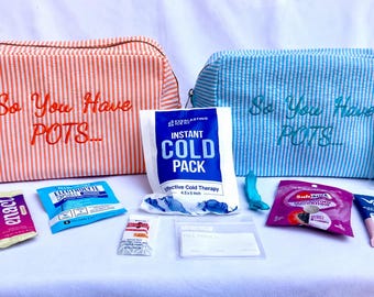 Pode incluir: Duas bolsas com zíper em listras brancas e laranja ou azuis, cada uma bordada com o texto "So You Have POTS...". O conjunto inclui uma bolsa de gelo instantânea, um frasco de gotas de resgate, vários sachês de eletrólitos, um pirulito e um cartão de informações médicas "I HAVE POTS" detalhando a síndrome de taquicardia ortostática postural.