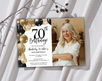 Op de afbeelding: Een uitnodiging voor een 70e verjaardag met een foto van een vrouw en tekst. De uitnodiging heeft een zwart, goud en wit kleurenschema met ballonnen. De tekst luidt "70th Birthday!" en bevat evenementdetails.
