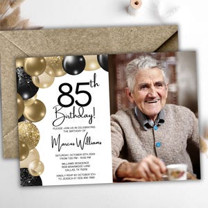 男性向け85歳の誕生日招待状（写真付き）- 黒と金の風船 - 年齢を問わず編集可能な招待状、ブランチまたはディナー、デジタルまたは印刷可能な7x5インチ