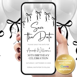 Puede incluir: Un teléfono inteligente muestra una invitación digital para la celebración del 50 cumpleaños de Amanda Williams. La invitación presenta una elegante escritura negra sobre un fondo blanco, con las palabras "Save the Date". El diseño incluye lazos negros y globos blancos. Un círculo dorado con texto está en la esquina inferior derecha.