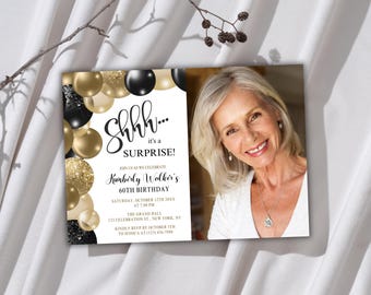 Könnte beinhalten: Einladungskarte zum 60. Geburtstag mit einem Foto einer lächelnden Frau. Das Design umfasst goldene, schwarze und glitzernde Luftballons, mit dem Text "Shhh... it's a SURPRISE!" und Veranstaltungsdetails.