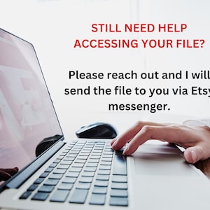K&ouml;nnte beinhalten: Eine Hand tippt auf die Tastatur eines Laptops. Der Text auf dem Bildschirm lautet "STILL NEED HELP ACCESSING YOUR FILE? Please reach out and I will send the file to you via Etsy messenger."