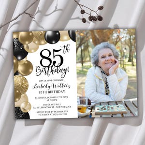 Puede incluir: Una invitación para una celebración de 85 cumpleaños. El diseño presenta globos dorados, negros y con purpurina a la izquierda, con una foto de una mujer sonriente a la derecha. El texto incluye "85th Birthday!" y detalles del evento.