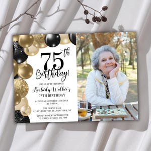 Invitación de 75.º cumpleaños con foto (negro y dorado) - Plantilla editable de Canva - Invitación digital o imprimible de 7x5 para mujeres, cena o brunch