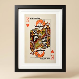 Könnte beinhalten: Ein gerahmter Druck mit einem stilisierten Spielkartendesign und dem Text AIR-INDIA. Die Illustration zeigt einen König mit orangefarbenem Turban und einem gemusterten Gewand in Gelb, Schwarz und Rot, ergänzt durch ein Herzsymbol und den Buchstaben K.