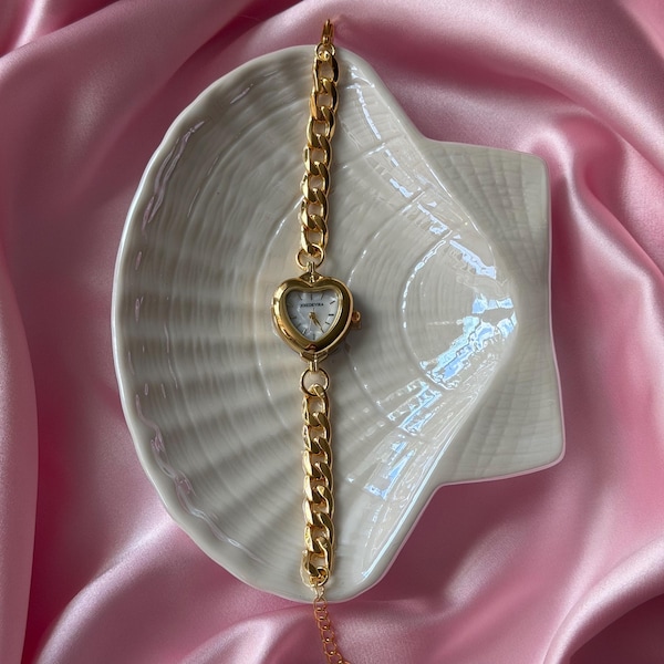 Reloj de oro con corazón enlazado
