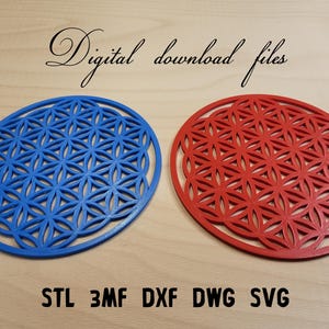 Puede incluir: Dos posavasos de madera cortados con láser con un diseño de flor de la vida. El posavasos de la izquierda es azul y el de la derecha es rojo. El texto "Digital download files" está encima de los posavasos. El texto "STL 3MF DXF DWG SVG" está debajo de los posavasos.
