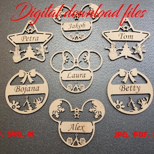 Puede incluir: Seis adornos navideños de madera con diferentes diseños. Cada adorno tiene un nombre, "Jakob", "Petra", "Tom", "Laura", "Bojana" y "Betty". Los adornos están recortados en forma de estrella, cabeza de Mickey Mouse y círculo.