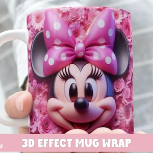 Puede incluir: Un envoltorio de taza rosa de 425 ml con un efecto 3D que presenta a Minnie Mouse con un lazo rosa y lunares blancos. El fondo es un patrón floral rosa.