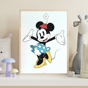 Puede incluir: Una ilustraci&oacute;n en blanco y negro de Minnie Mouse con un sombrero rojo y una falda azul con lunares blancos. Ella sonr&iacute;e y saluda con los brazos extendidos. El fondo es de color azul claro.