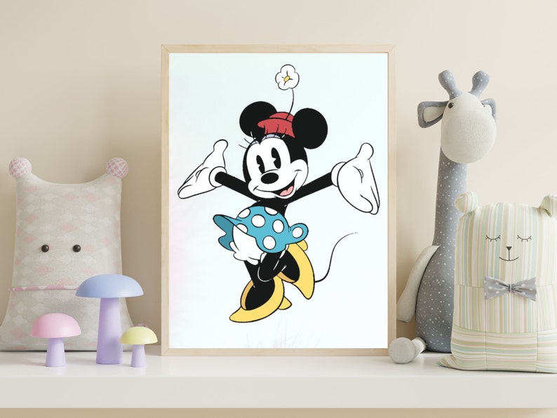 Puede incluir: Una ilustraci&oacute;n en blanco y negro de Minnie Mouse con un sombrero rojo y una falda azul con lunares blancos. Ella sonr&iacute;e y saluda con los brazos extendidos. El fondo es de color azul claro.