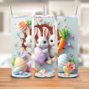 Puede incluir: Tres conejos blancos asom&aacute;ndose de un huevo azul roto con huevos de colores pastel y una zanahoria. Los conejos sostienen huevos de colores pastel. El fondo es azul claro con flores blancas.