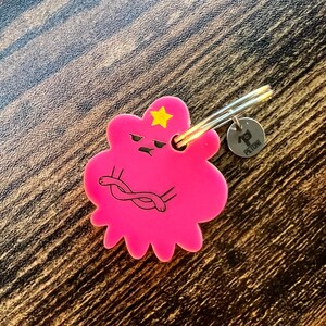 Gepersonaliseerde Lumpy Space Princess huisdier-ID-tag | Op maat gemaakte handgemaakte huisdierbedel | Sleutelhanger personage uit Adventure Time | Acryl, waterdicht en schattig
