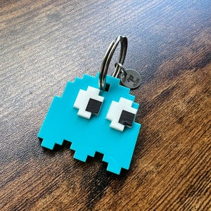 Médaille d'identification personnalisée Pac-Man Ghost pour animal de compagnie en bleu clair | Charm personnalisé fait main pour animal de compagnie | Porte-clés cool alternatif | Étiquette de joueur rétro