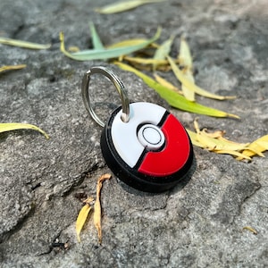Médaille d'identification personnalisée pour animal de compagnie Poké Ball | Charm personnalisé fait main pour animal de compagnie | Porte-clés cool alternatif Pokemon Poke Ball | Informations gravées au dos