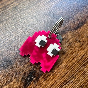 Médaille d'identification personnalisée pour animal de compagnie fantôme Pac-Man en COULEUR ROSE | Charm personnalisé fait main pour animal de compagnie | Porte-clés cool alternatif | Étiquette de joueur rétro