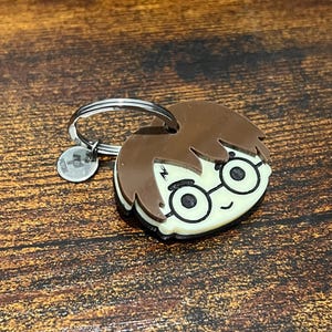 Harry Potter Charakter Gesicht Haustier ID Marke | Niedliche individuelle handgefertigte Acryl Haustier Anhänger mit Informationen eingraviert in der Rückseite | Alternativer Schlüsselanhänger