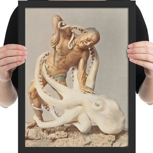 Puede incluir: Una ilustración enmarcada de un hombre luchando contra un pulpo. El hombre lleva un bañador verde y sostiene un cuchillo en su mano derecha. El pulpo es blanco con tentáculos rosados y está envuelto alrededor del cuerpo del hombre.