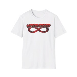 Könnte beinhalten: Weißes T-Shirt mit einem roten und schwarzen Unendlichkeitszeichen und dem Text "#REDINSTEAD" auf der Vorderseite.