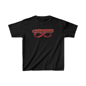 Könnte beinhalten: Schwarzes T-Shirt mit einem roten Unendlichkeitszeichen und dem Text "#REDINSTEAD" in einer Graffiti-Schrift.