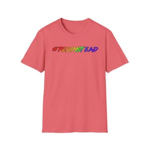 Może przedstawiać: Różowy t-shirt z nadrukiem tęczy z napisem "#REDINSTEAD" z przodu.