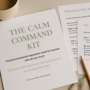 Op de afbeelding: De 'Calm Command Kit', een set praktische tools voor emotionele regulatie, wordt getoond op een licht oppervlak. De kit bevat gedrukte gidsen met tekst, een potlood en een beige mok met een donkere vloeistof. De tekst luidt: "Je kunt de golven niet beheersen, maar je kunt leren de kalmte te beheersen."