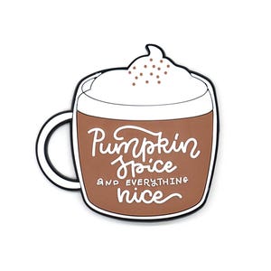 K&ouml;nnte beinhalten: Ein brauner Emaille-Pin in Form einer Kaffeetasse, gekr&ouml;nt von wei&szlig;er Schlagsahne und braunen Streuseln. Die Tasse zeigt den wei&szlig;en Schreibschrift-Text Pumpkin Spice and everything nice. Das Design ist schwarz umrandet und hat einen wei&szlig;en Henkel.