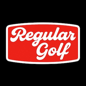 Puede incluir: Una pegatina rectangular roja con las palabras "Regular Golf" en blanco, con una escritura estilizada. La pegatina tiene un borde blanco y un fondo texturizado. El fondo es negro.