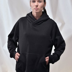 The Ultimate Black Hoodie: Premium Design with Ribbed Cuffs and Oversized Hood High-End Fashion by VDS ensemble image 2