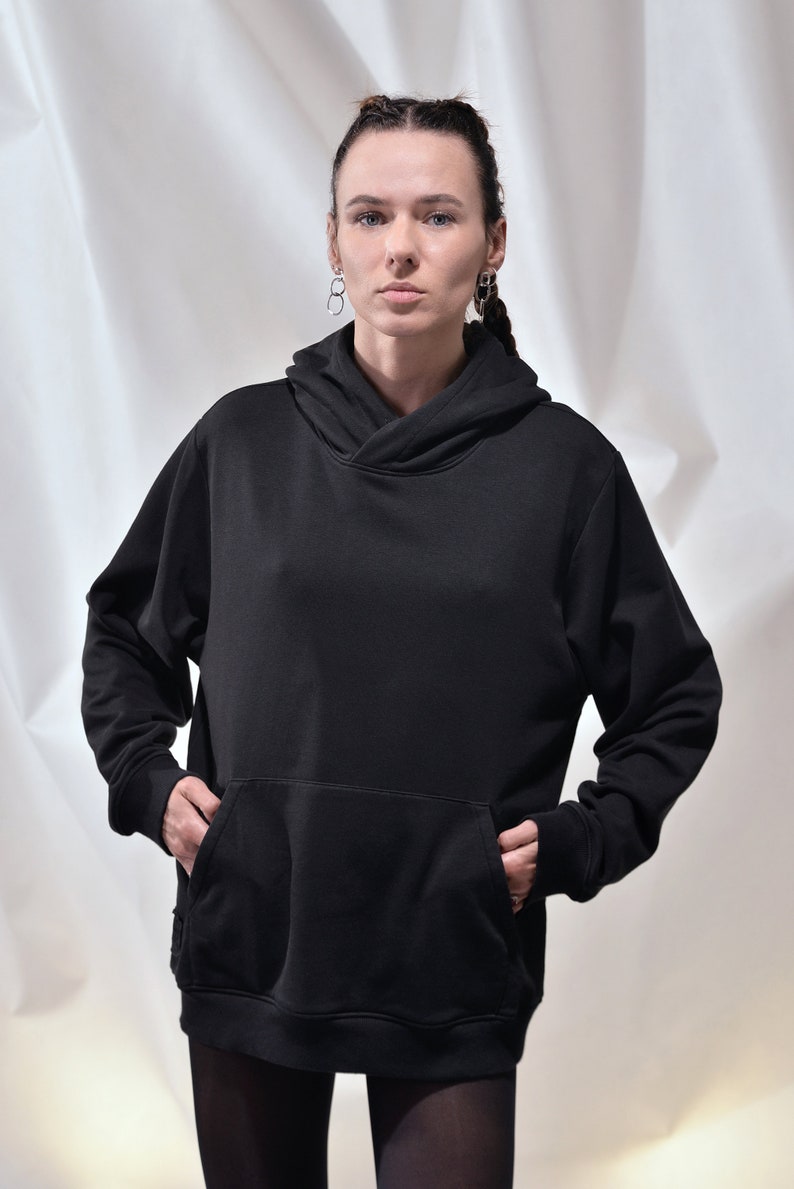 The Ultimate Black Hoodie: Premium Design with Ribbed Cuffs and Oversized Hood High-End Fashion by VDS ensemble image 2