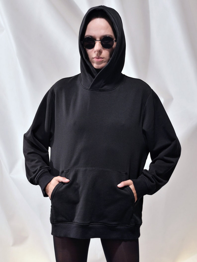 The Ultimate Black Hoodie: Premium Design with Ribbed Cuffs and Oversized Hood High-End Fashion by VDS ensemble image 1