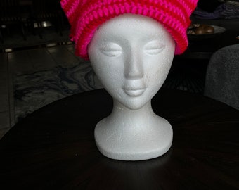 Rote und pinke Katzenohrmütze