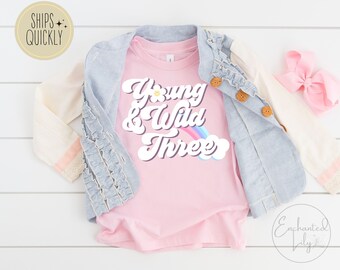 Camisa de cumpleaños retro para niños jóvenes, salvajes y tres niños para la camiseta de niño pequeño de 3er cumpleaños para la camiseta de tercer cumpleaños para niños pequeños