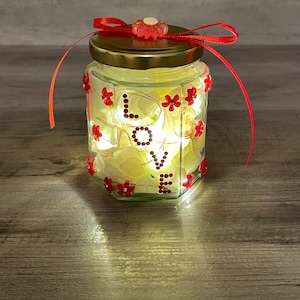 Perfect voor Valentijnsdag. Kleine handgemaakte stenen pot met gedroogde bloemen en vuurvliegjes van koperdraad.