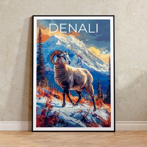 Może przedstawiać: Winietkowy plakat podróżniczy przedstawiający pasmo górskie z dzikim baranem na pierwszym planie. Plakat nosi tytuł "DENALI" w białym kolorze.
