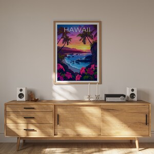 Może przedstawiać: Ramka z plakatem przedstawiającym zach&oacute;d słońca nad plażą na Hawajach. Na plakacie widnieje napis "HAWAII" w kolorze białym u g&oacute;ry. Plakat wisi na ścianie nad drewnianym regałem z dwoma głośnikami i systemem stereo.
