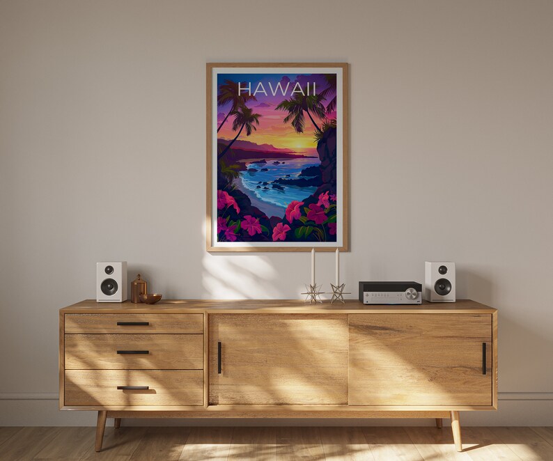 Może przedstawiać: Ramka z plakatem przedstawiającym zach&oacute;d słońca nad plażą na Hawajach. Na plakacie widnieje napis "HAWAII" w kolorze białym u g&oacute;ry. Plakat wisi na ścianie nad drewnianym regałem z dwoma głośnikami i systemem stereo.