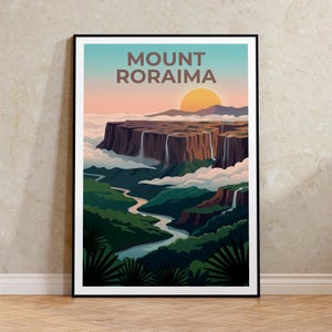 Può includere: Una stampa d'arte verticale incorniciata che raffigura un paesaggio stilizzato del Monte Roraima. L'illustrazione mostra una montagna dalla cima piatta con cascate, un fiume tortuoso e nuvole al tramonto. Il testo MOUNT RORAIMA è in marrone.