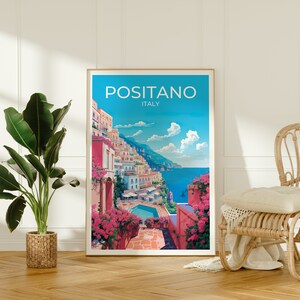 Może przedstawiać: Plakat podr&oacute;żniczy w stylu vintage z kolorową ilustracją Positano we Włoszech. Plakat przedstawia błękitne niebo z białymi chmurami, turkusowe morze i miasto na zboczu wzg&oacute;rza z r&oacute;żowymi i białymi budynkami. Tekst "POSITANO ITALIA" jest wydrukowany na g&oacute;rze plakatu na biało.